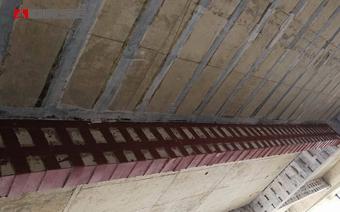 Yapıştırıcı ile birleştirilmiş çelik levha ile bina kirişlerinin güçlendirilmesi