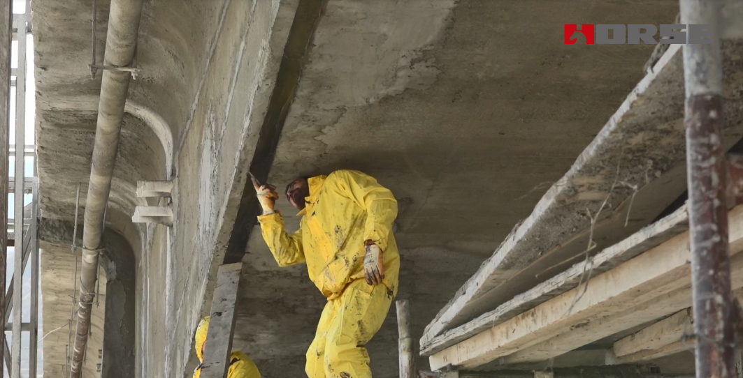 Reinforced Exposed Concrete Bridge With Carbon Fiber Plate