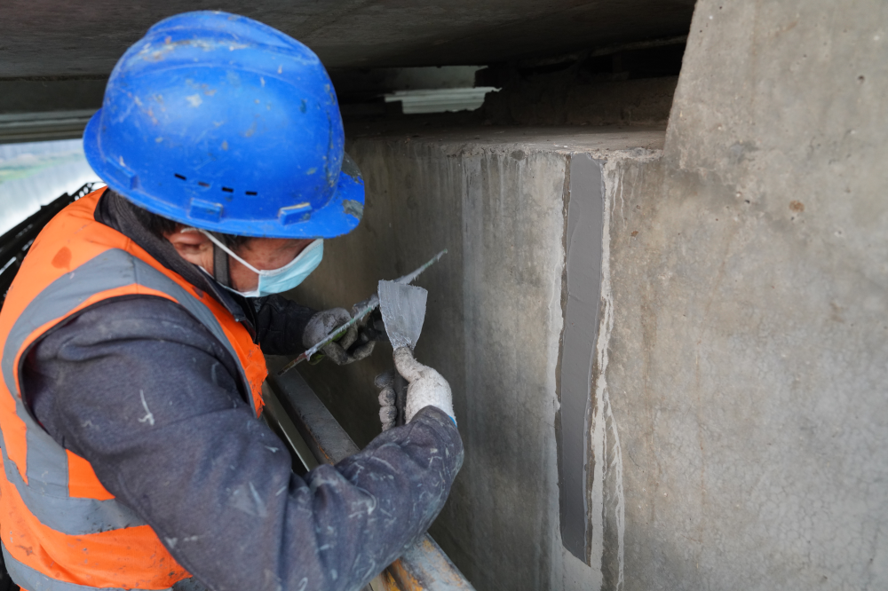 Köprünün Altındaki Beton Çatlakları İçin Sızdırmazlık Tutkalı