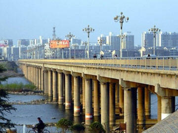 Yi Longwan Köprüsü'nün perfüzyon yapıştırıcısı ile çelik levha takviyesi