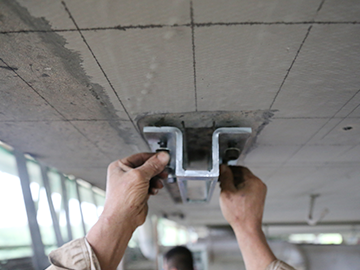 Öngerilmeli Karbon Fiber Plakalar Hasarlı Köprüyü Güçlendirmek İçin Gerilir